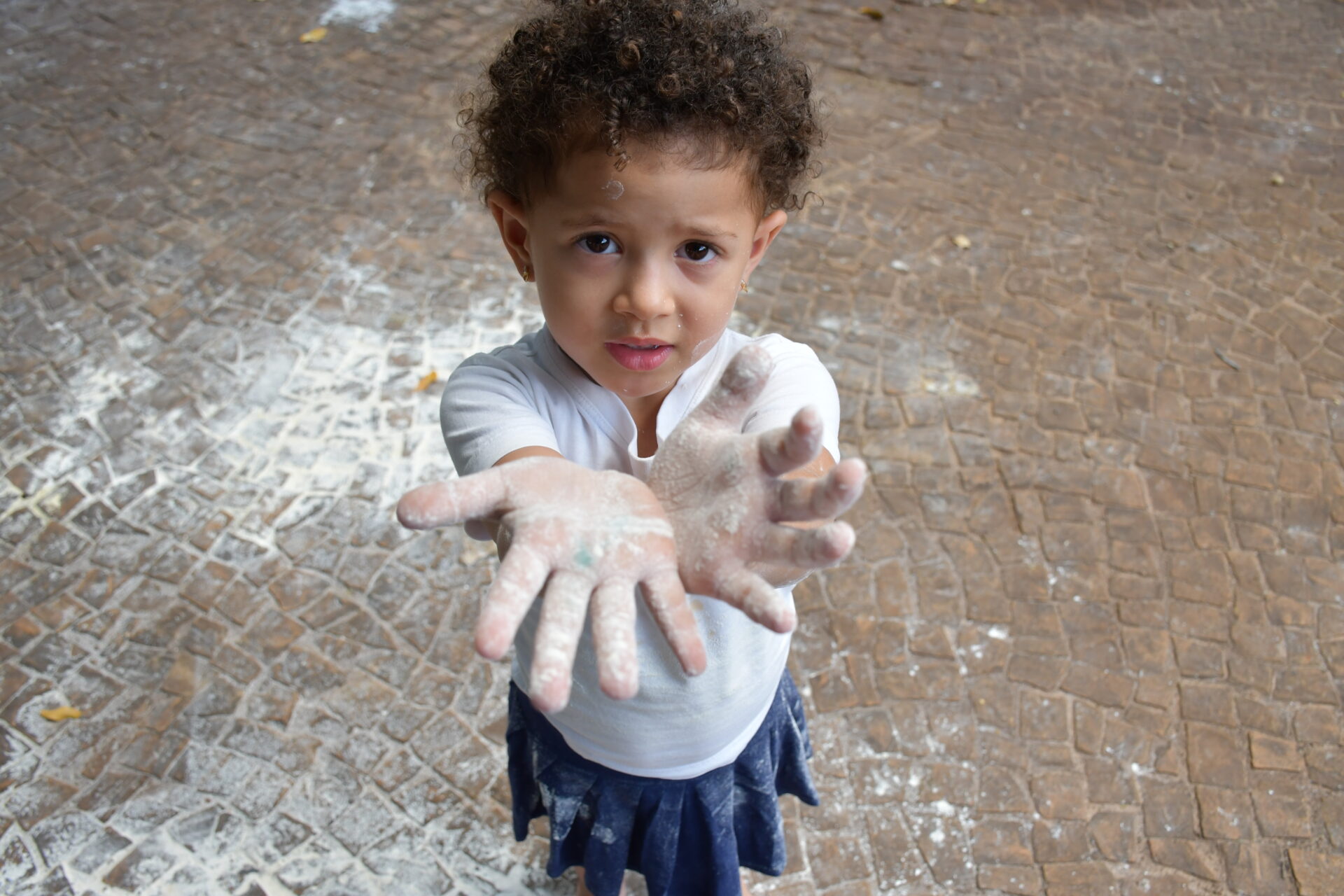 atividade-sensorial-com-farinha-maternal-dois (1)