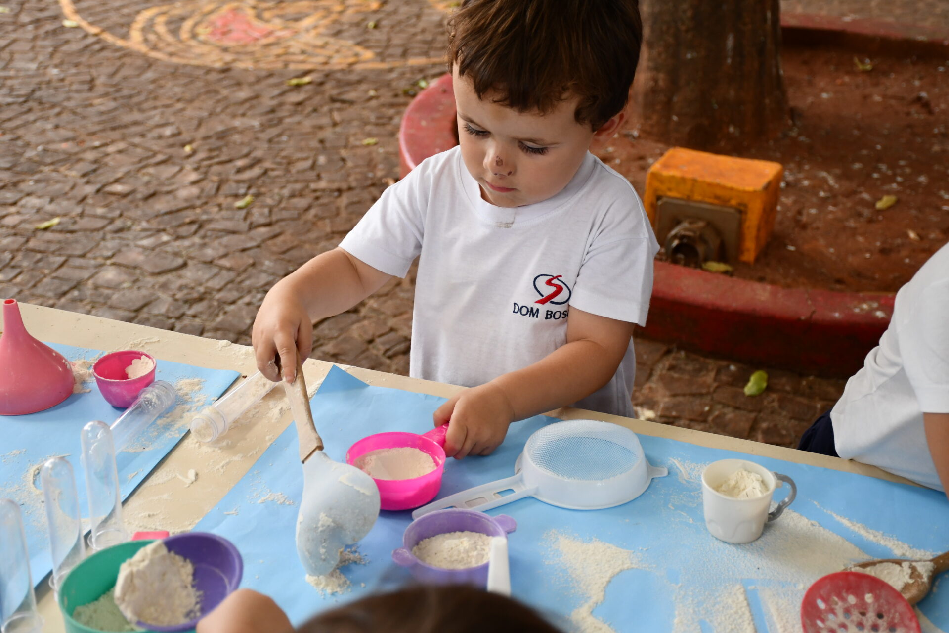 atividade-sensorial-com-farinha-maternal-dois (11)