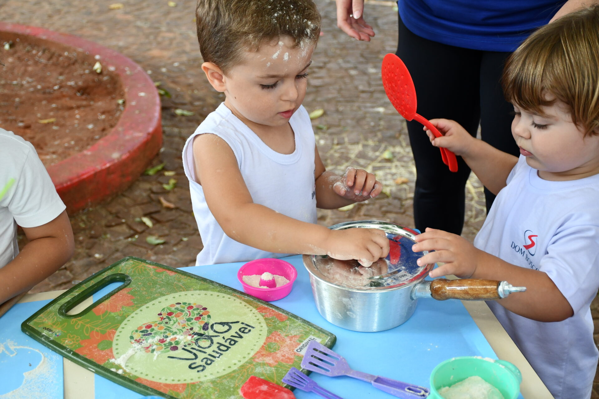 atividade-sensorial-com-farinha-maternal-dois (12)