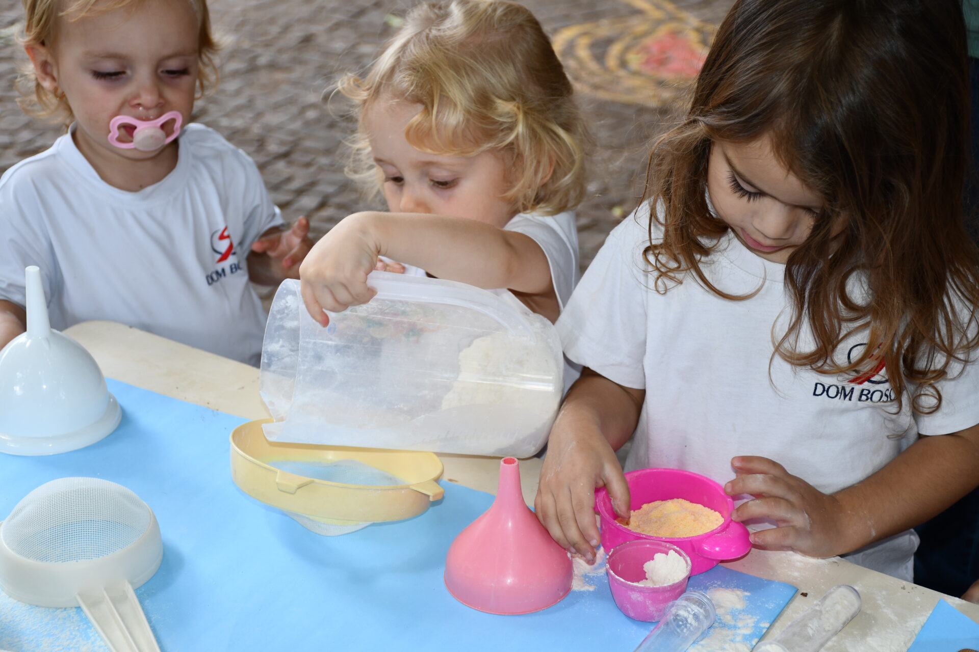 atividade-sensorial-com-farinha-maternal-dois (13)