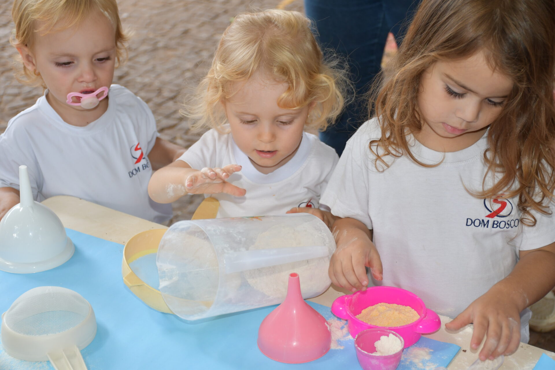 atividade-sensorial-com-farinha-maternal-dois (14)