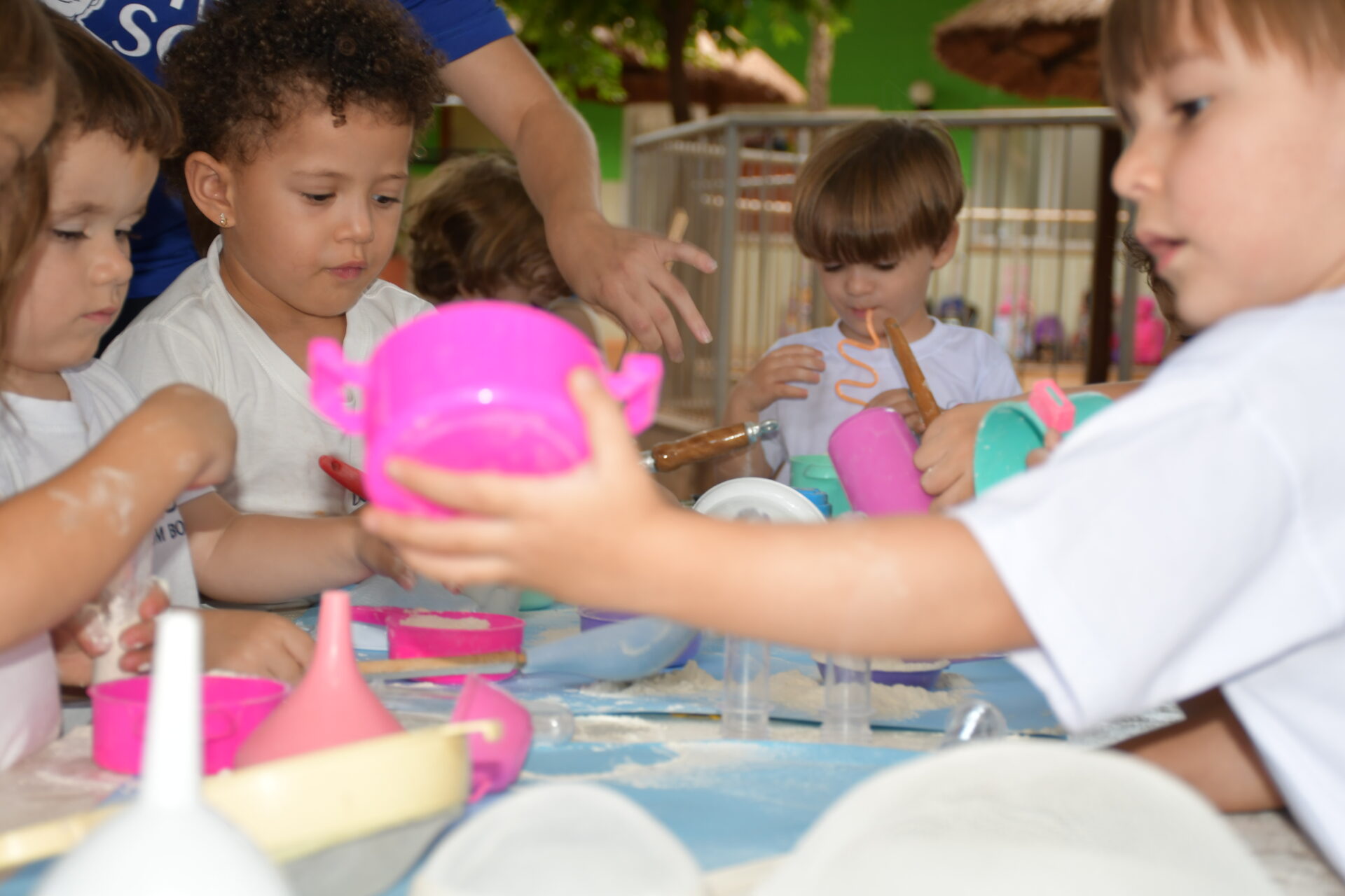 atividade-sensorial-com-farinha-maternal-dois (15)