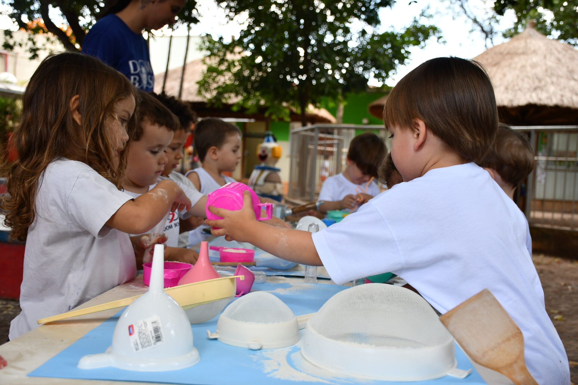atividade-sensorial-com-farinha-maternal-dois (16)