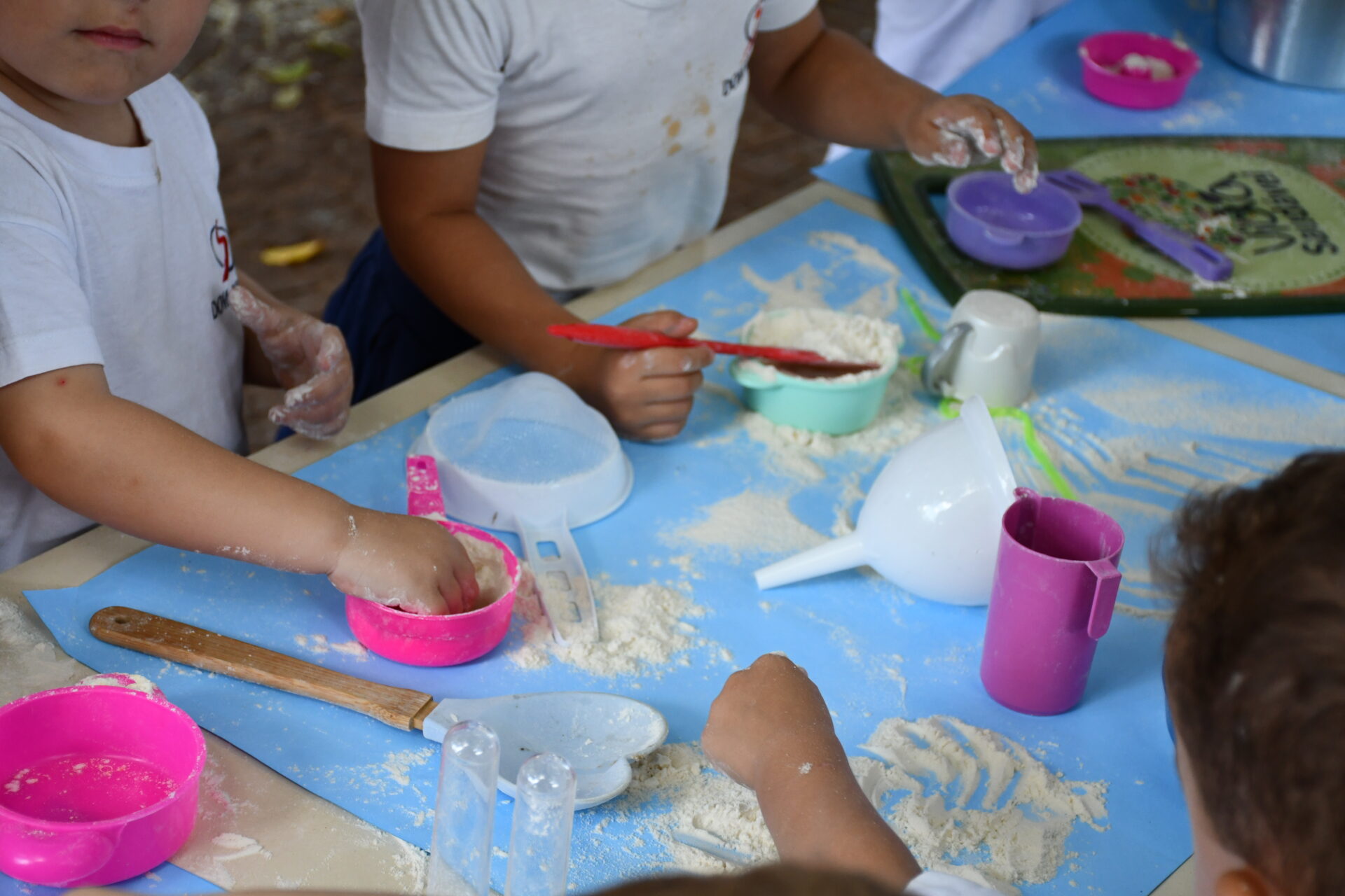 atividade-sensorial-com-farinha-maternal-dois (18)