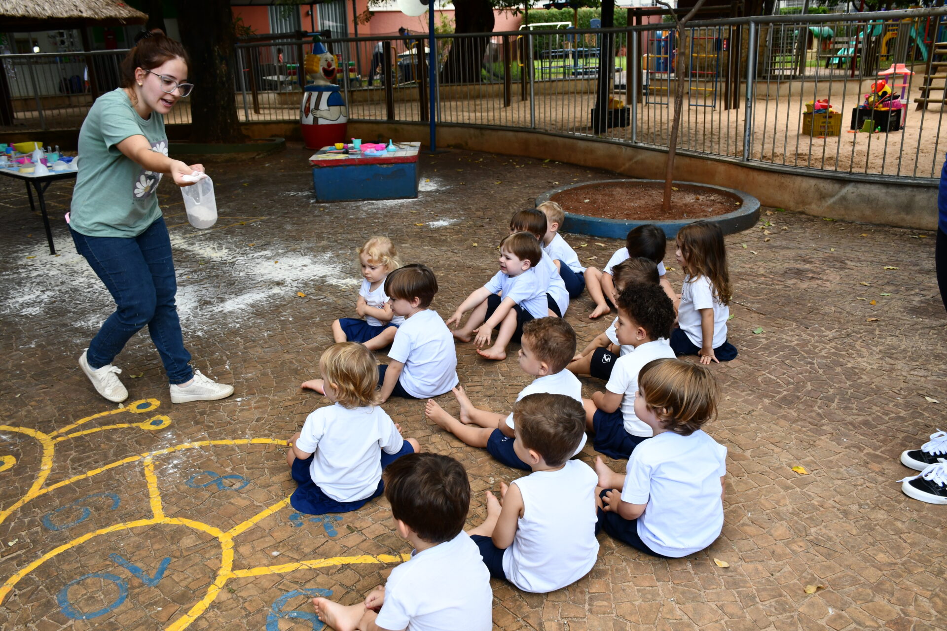 atividade-sensorial-com-farinha-maternal-dois (2)