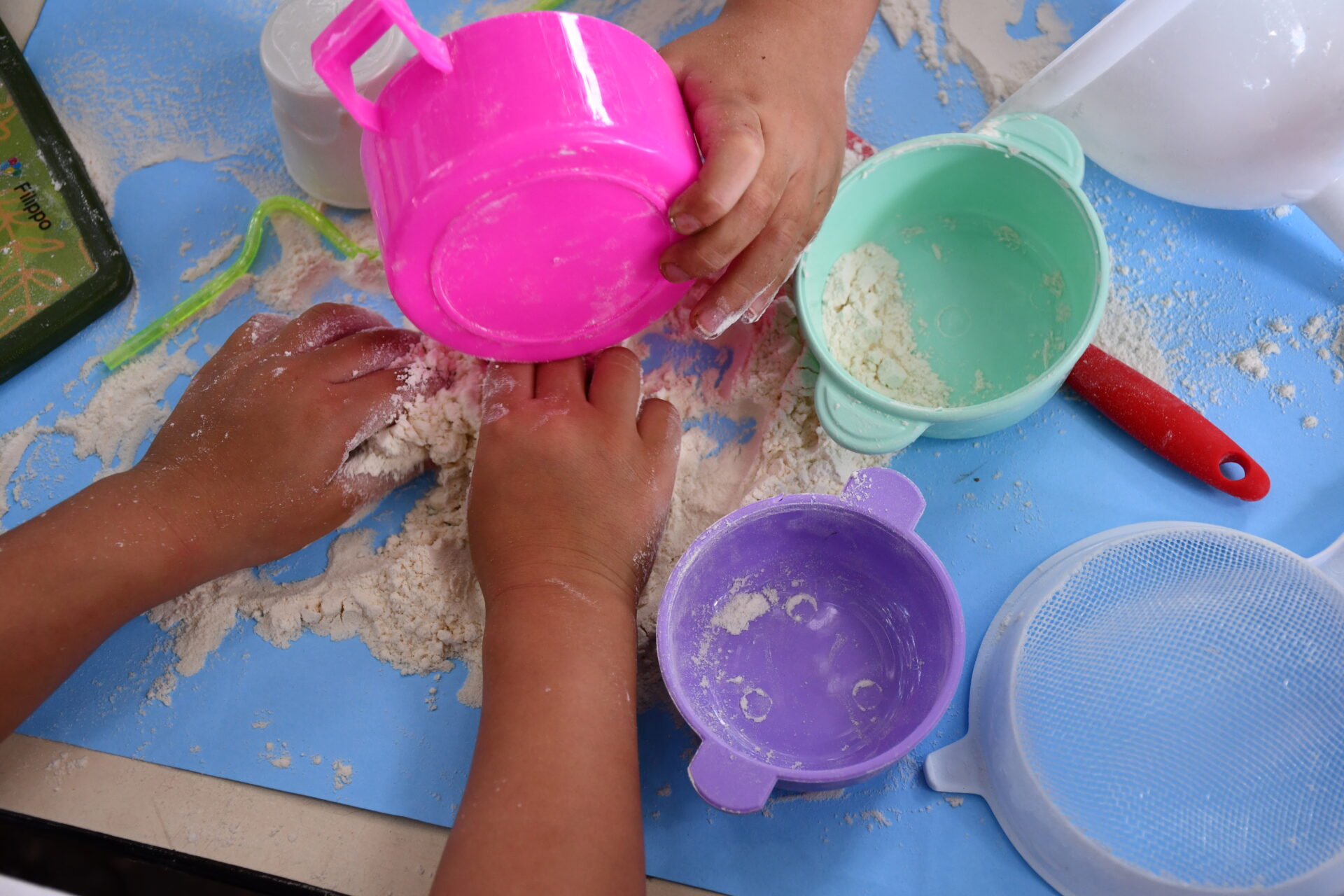 atividade-sensorial-com-farinha-maternal-dois (20)