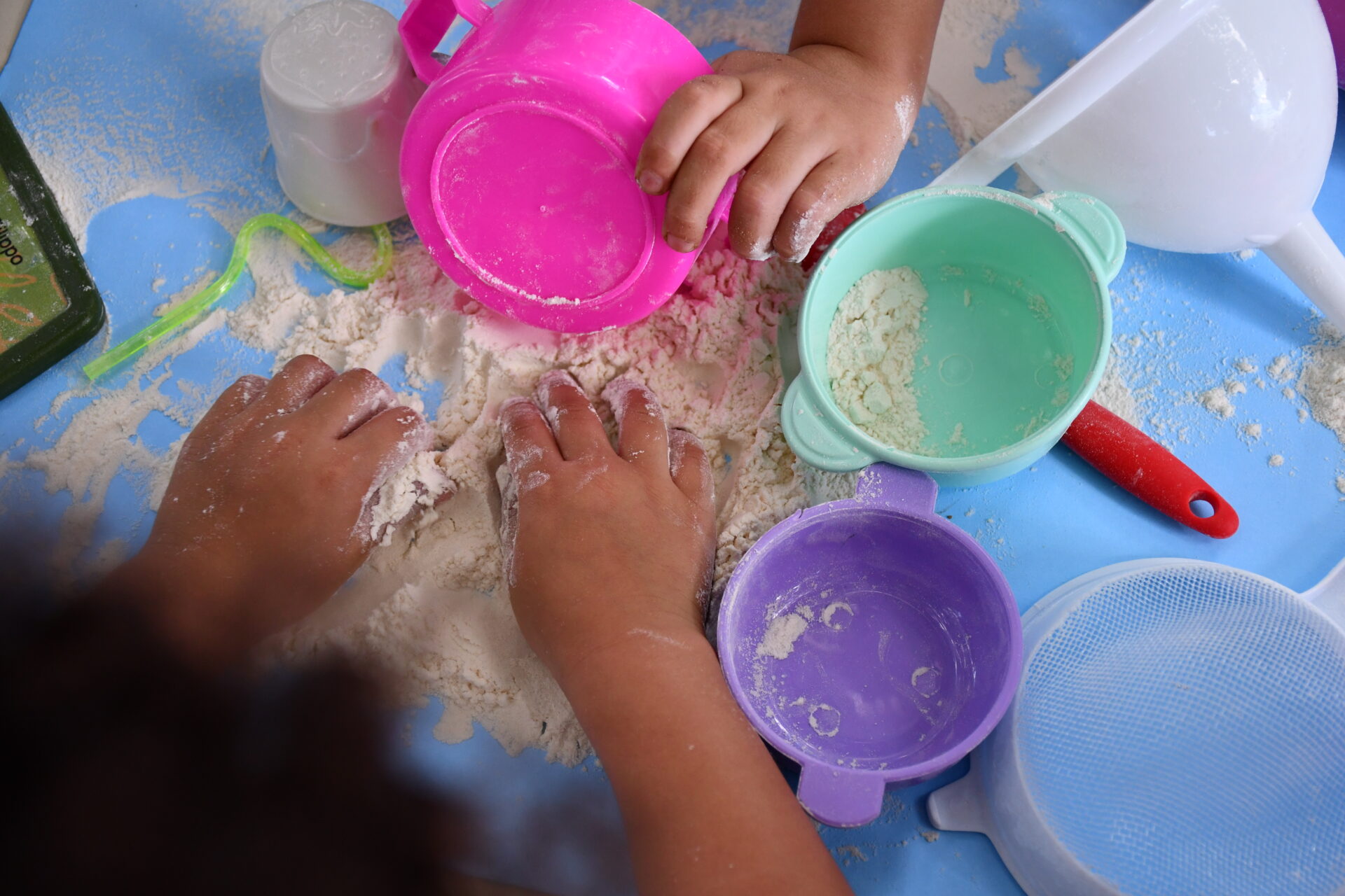 atividade-sensorial-com-farinha-maternal-dois (21)