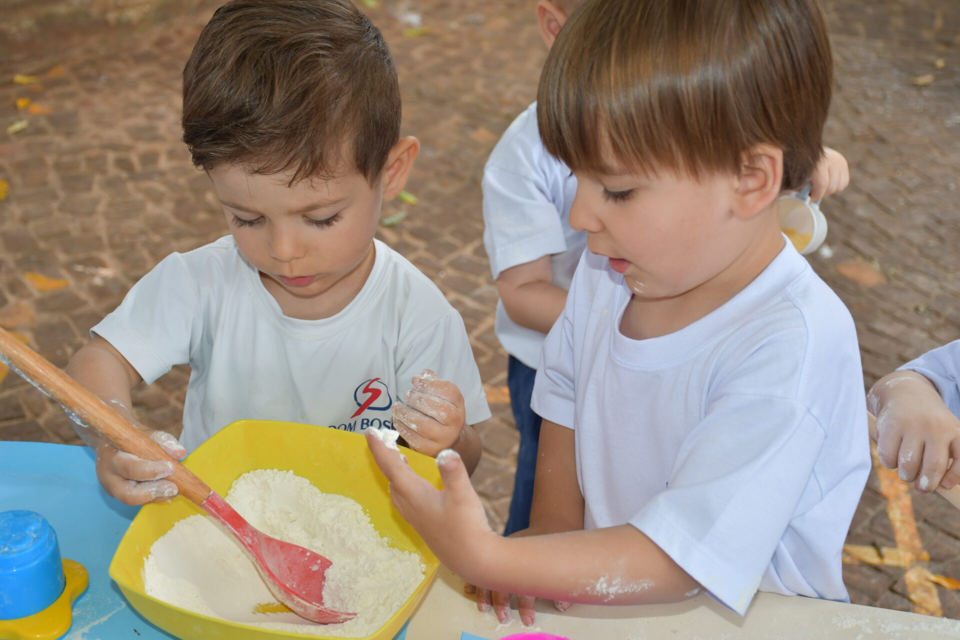 atividade-sensorial-com-farinha-maternal-dois (22)