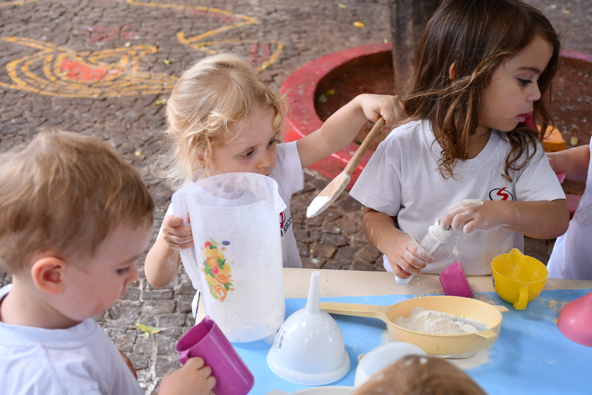 atividade-sensorial-com-farinha-maternal-dois (23)