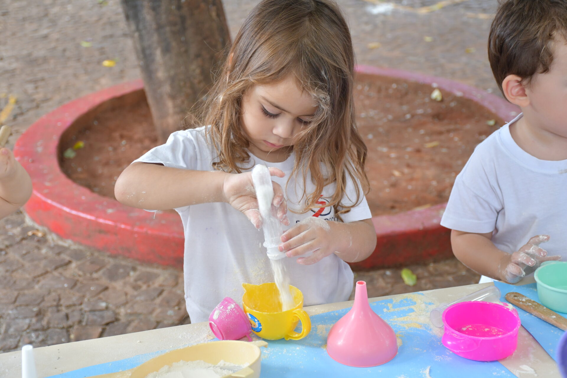 atividade-sensorial-com-farinha-maternal-dois (24)