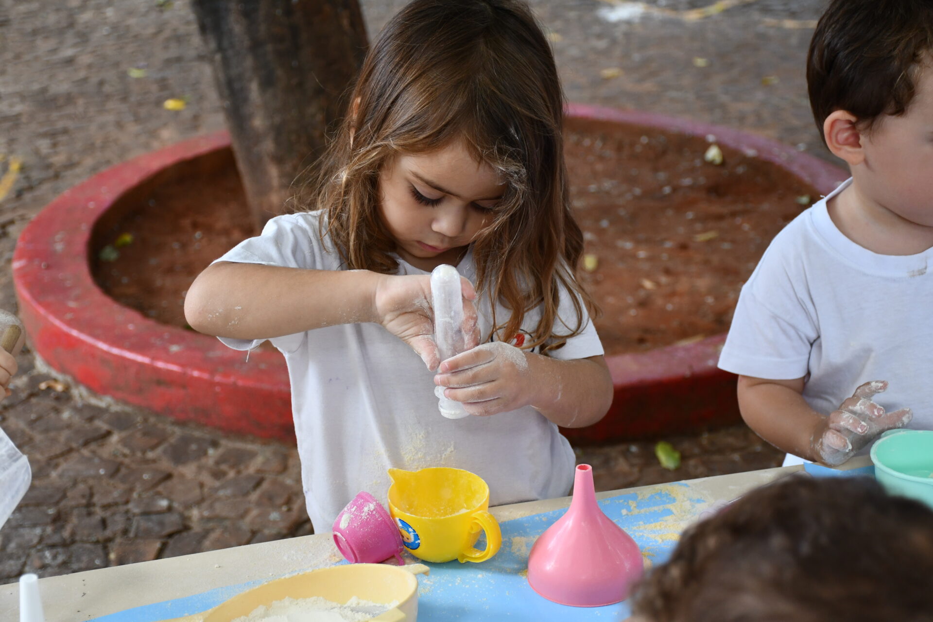 atividade-sensorial-com-farinha-maternal-dois (25)