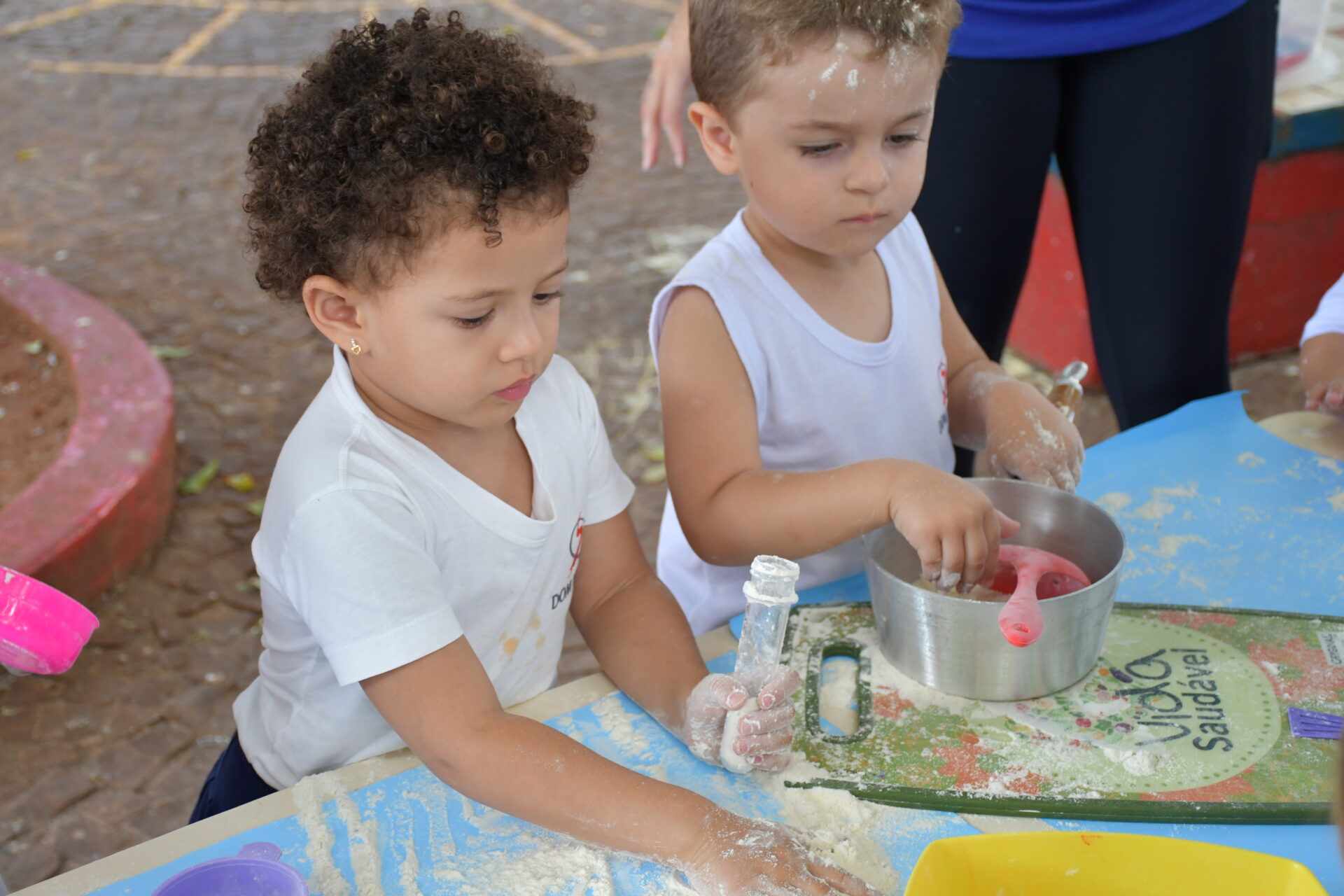 atividade-sensorial-com-farinha-maternal-dois (26)