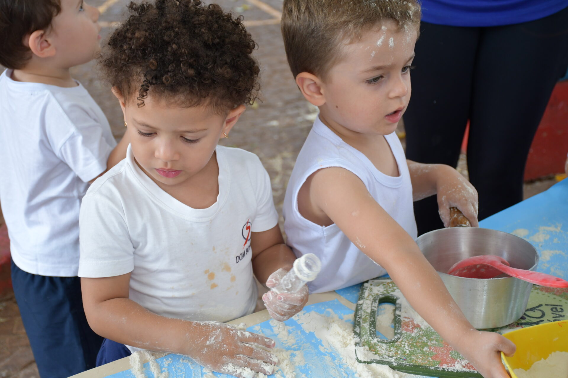 atividade-sensorial-com-farinha-maternal-dois (27)