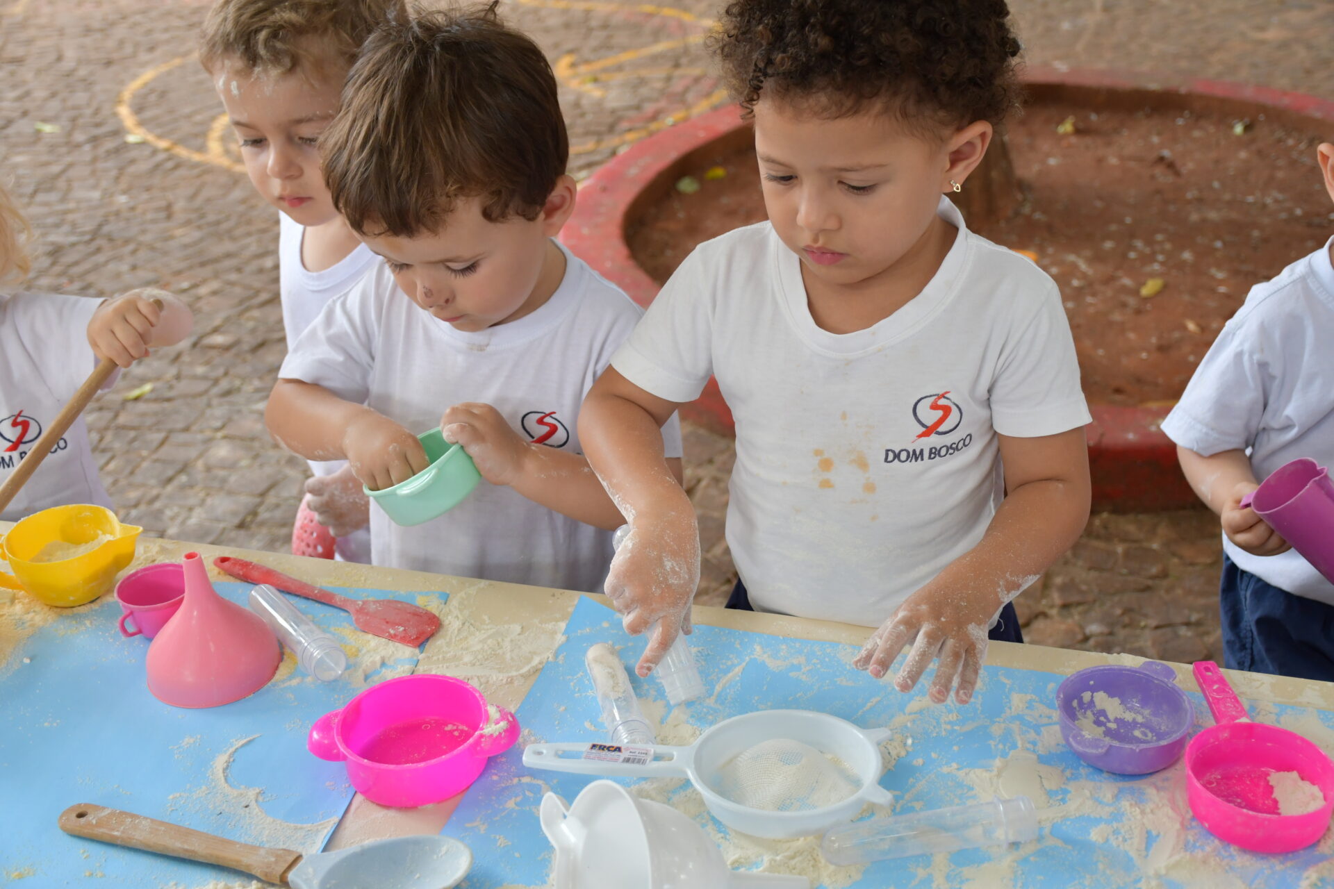 atividade-sensorial-com-farinha-maternal-dois (28)