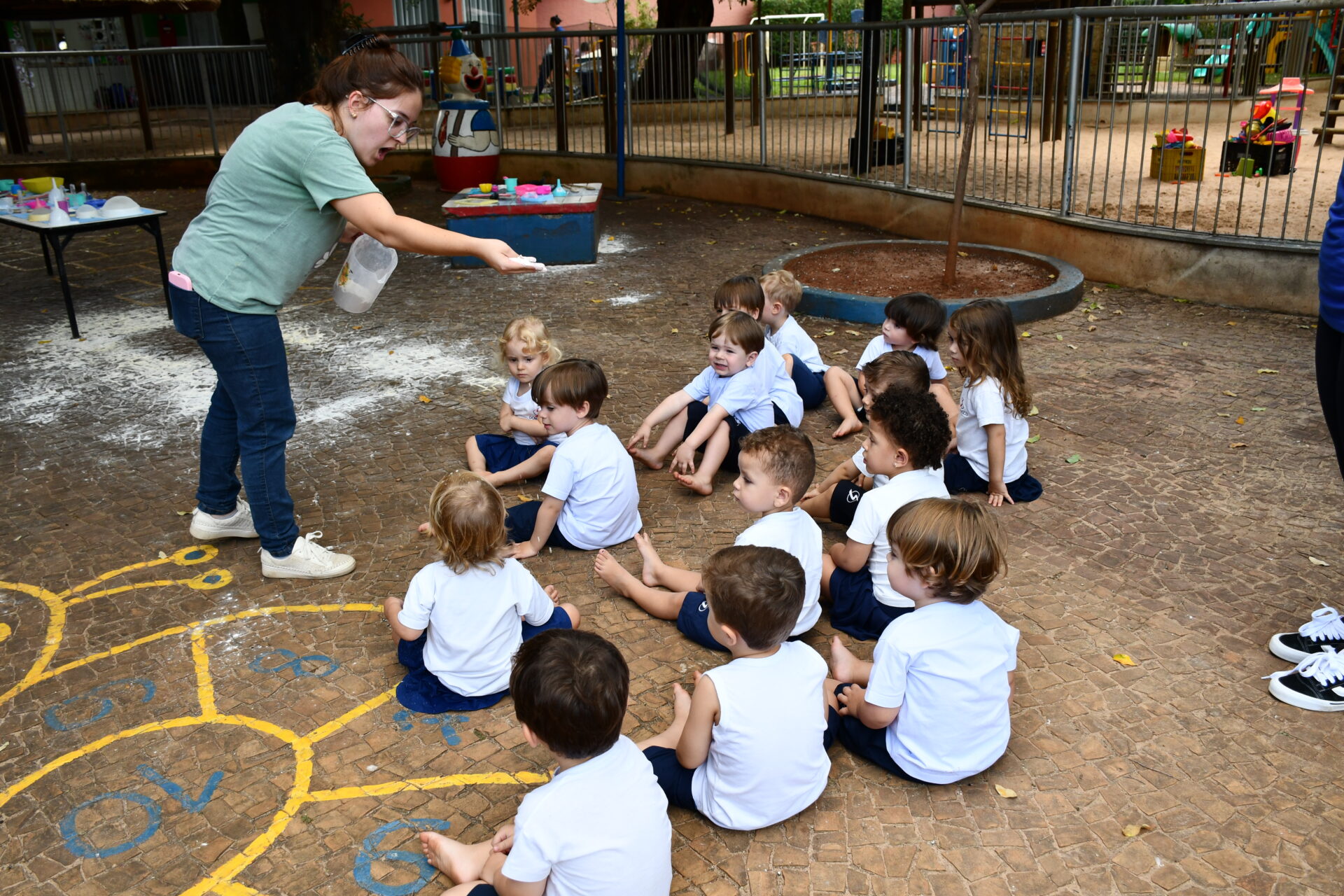 atividade-sensorial-com-farinha-maternal-dois (3)