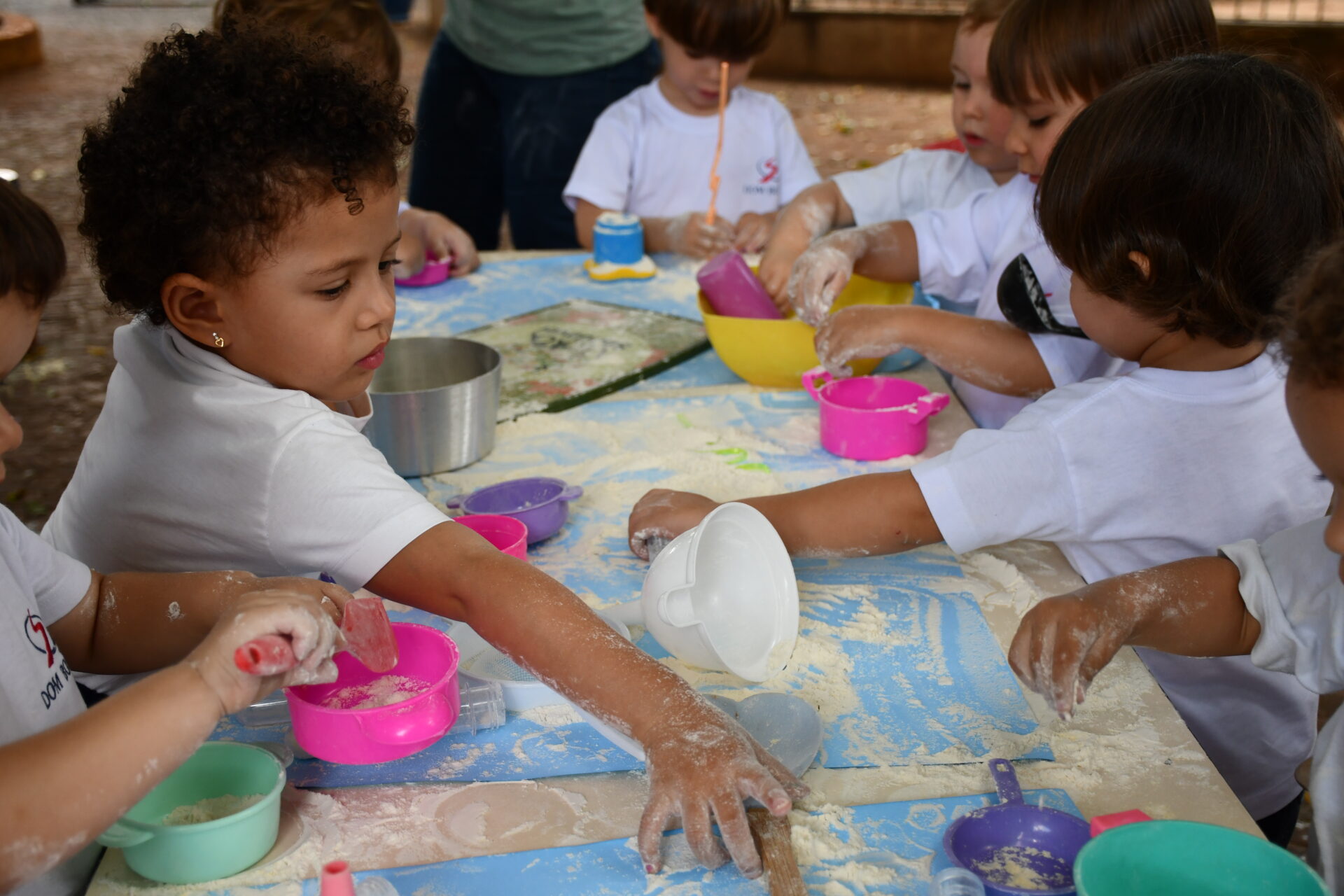 atividade-sensorial-com-farinha-maternal-dois (30)