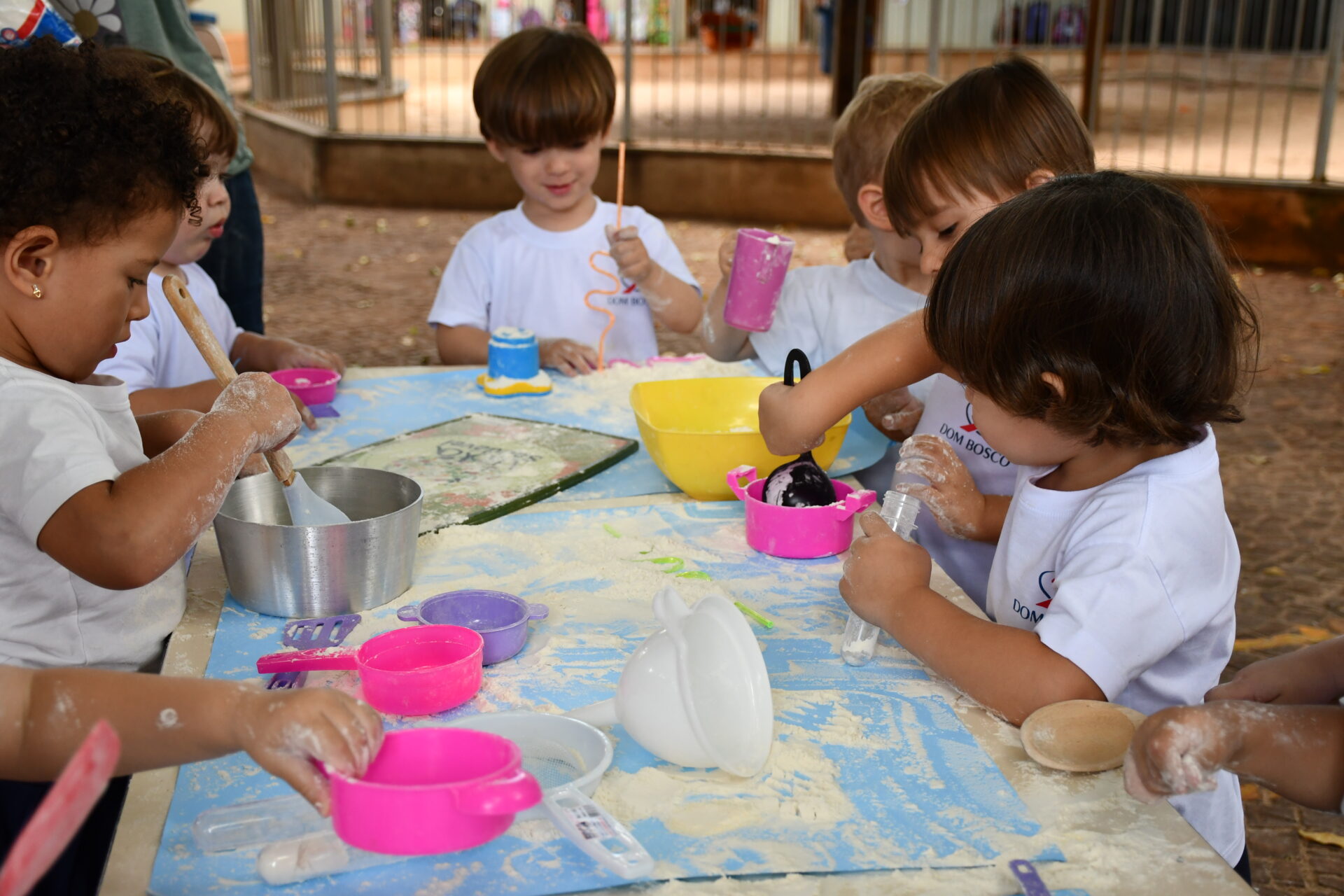 atividade-sensorial-com-farinha-maternal-dois (31)