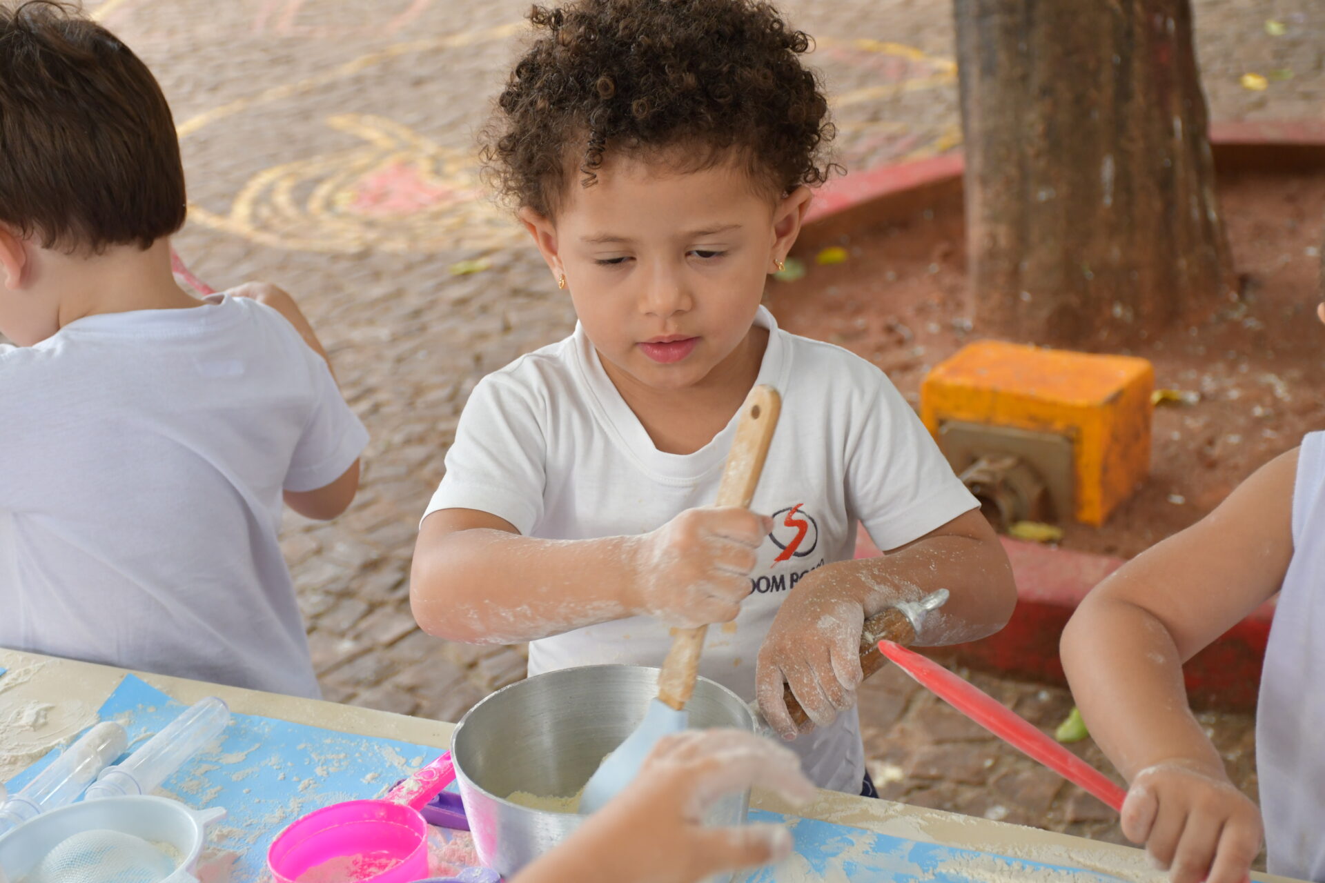 atividade-sensorial-com-farinha-maternal-dois (32)