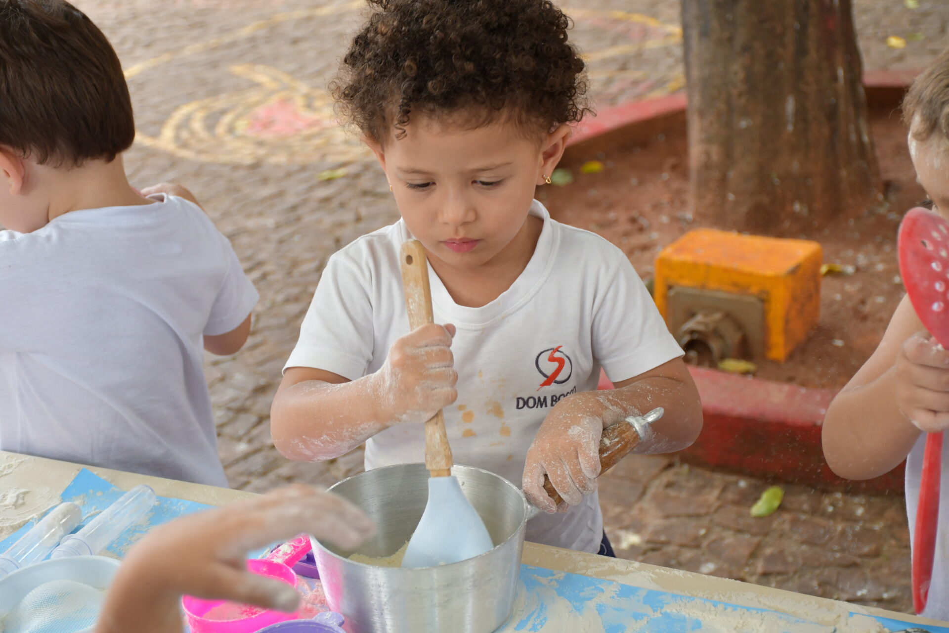 atividade-sensorial-com-farinha-maternal-dois (33)