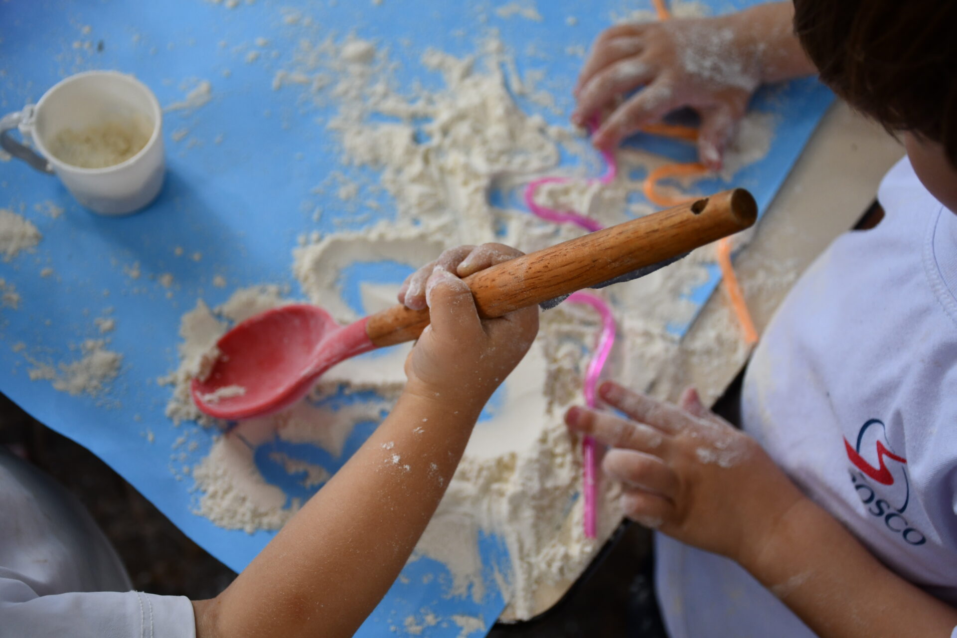 atividade-sensorial-com-farinha-maternal-dois (34)