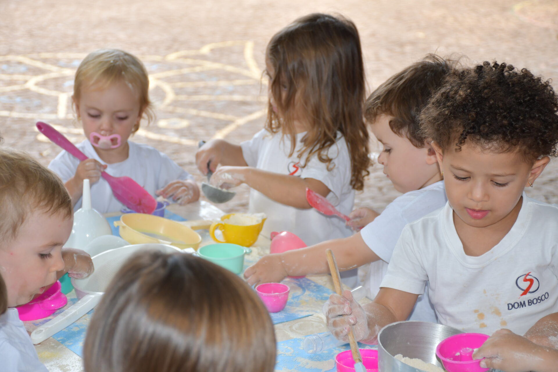 atividade-sensorial-com-farinha-maternal-dois (35)