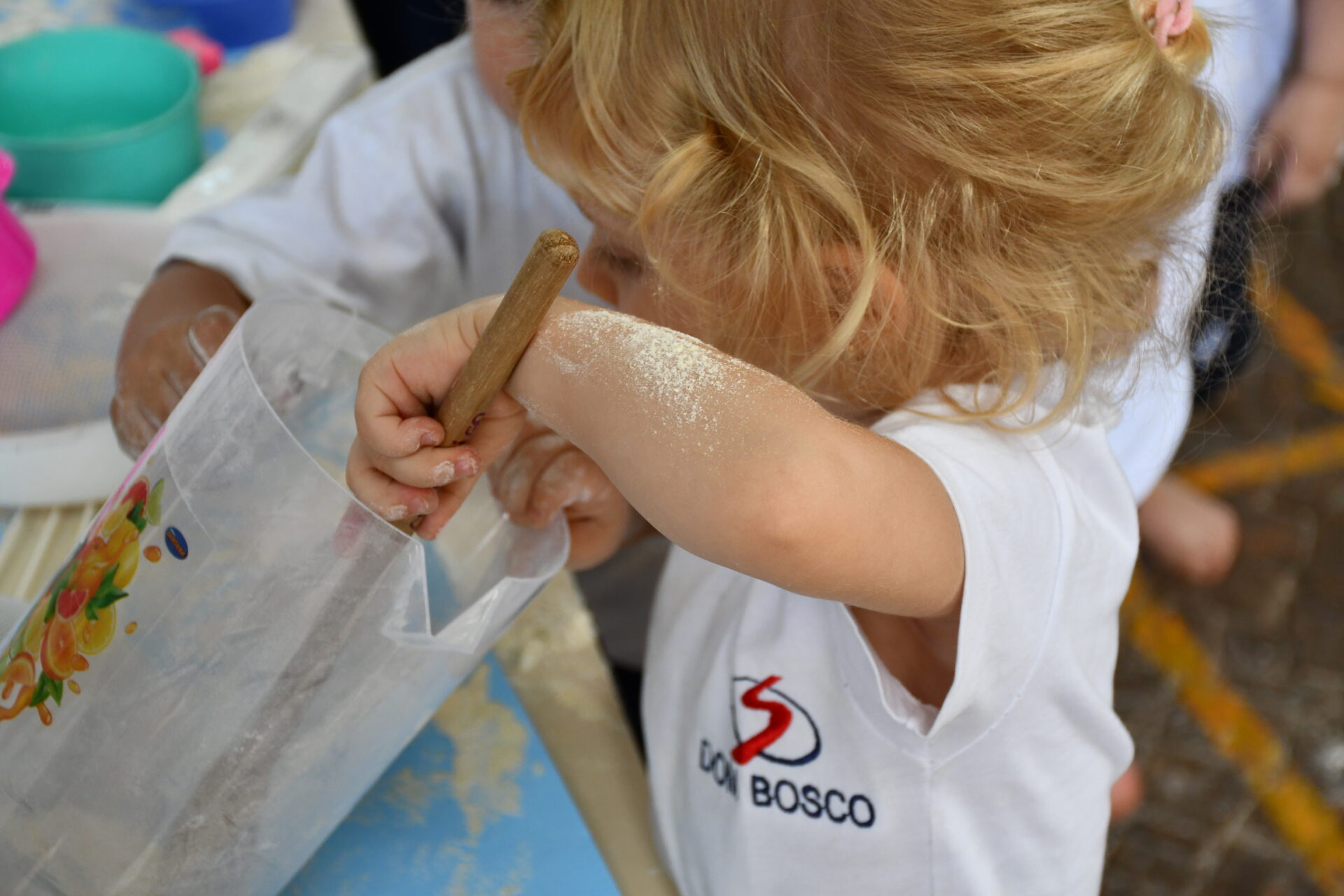 atividade-sensorial-com-farinha-maternal-dois (36)