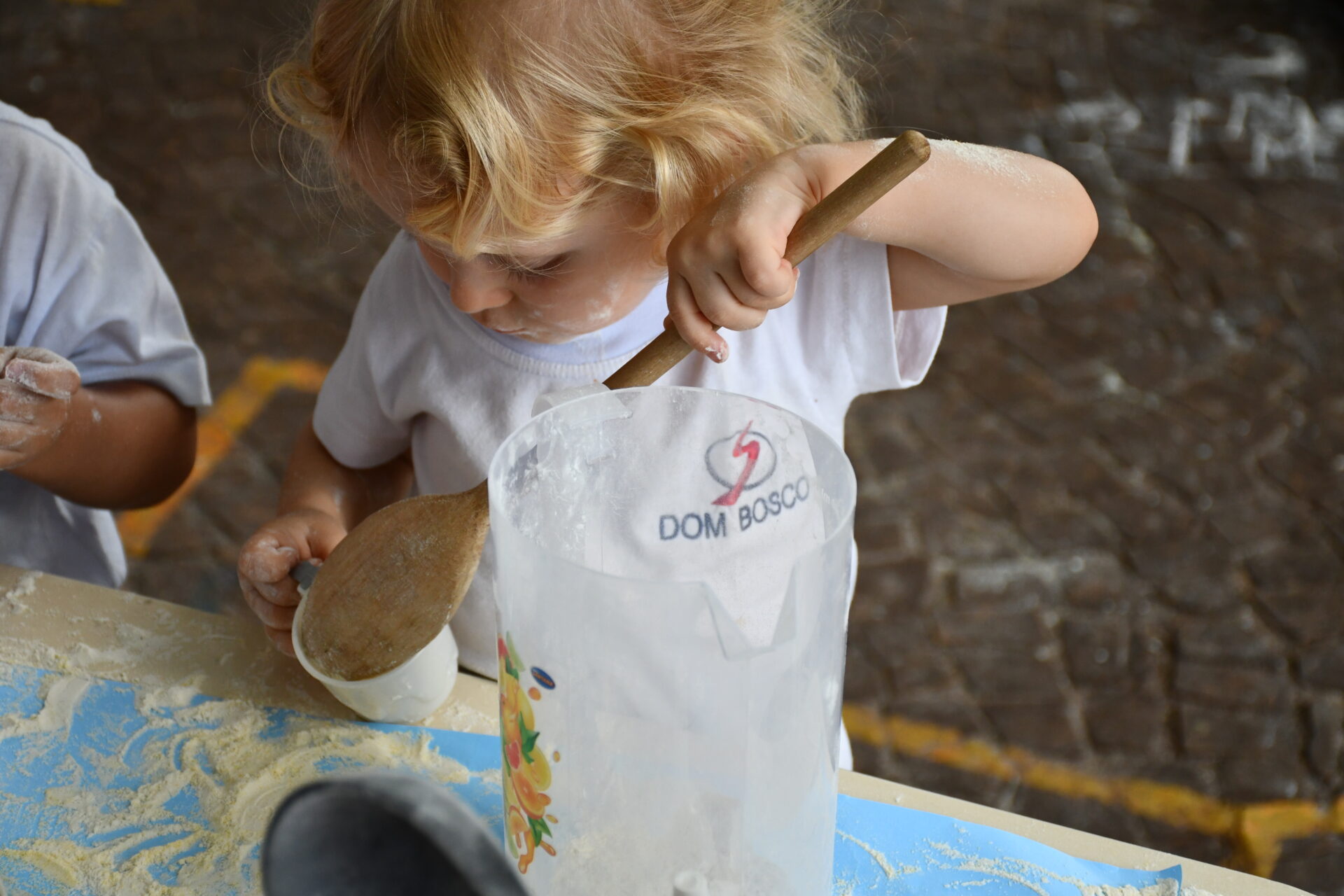 atividade-sensorial-com-farinha-maternal-dois (37)