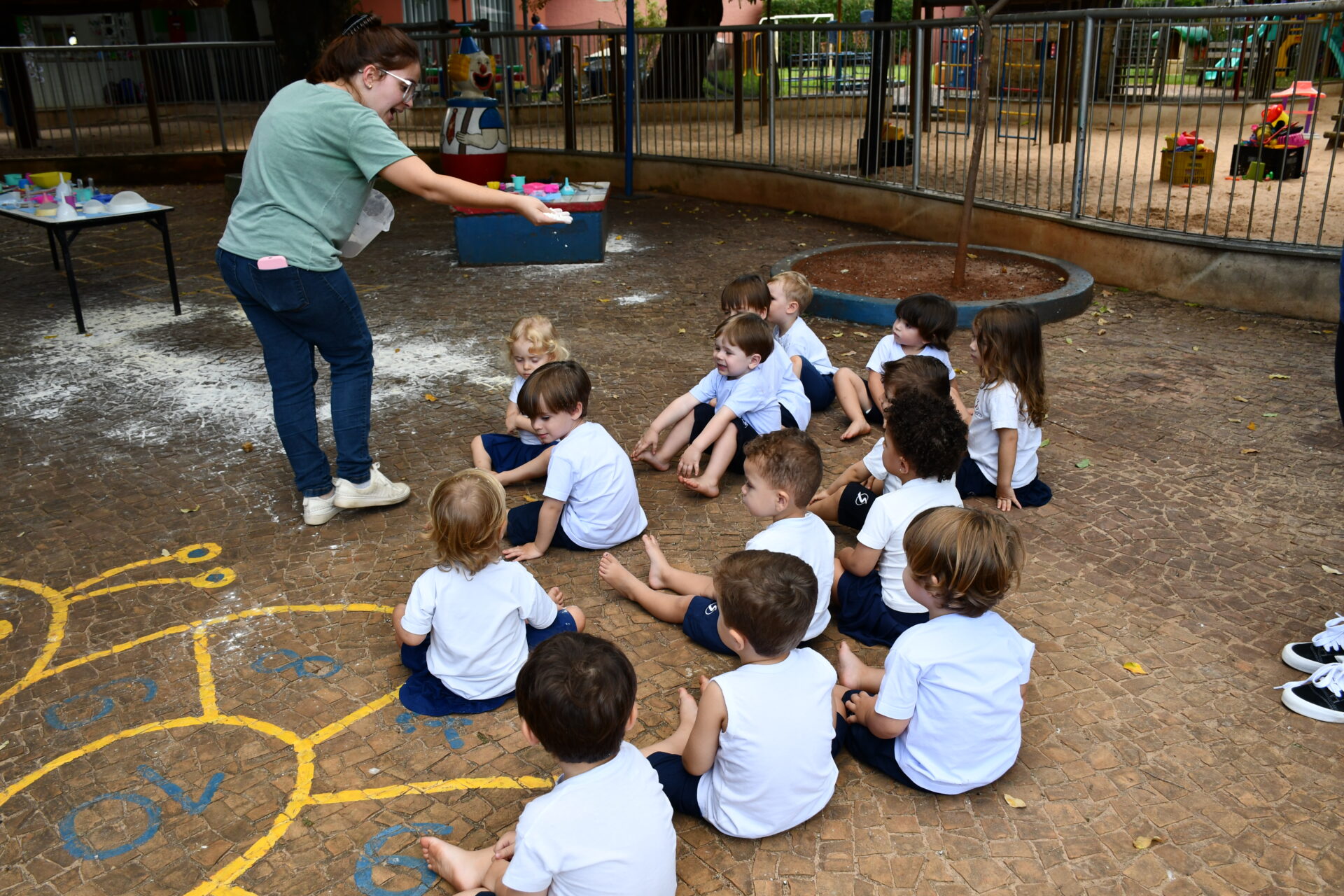 atividade-sensorial-com-farinha-maternal-dois (4)