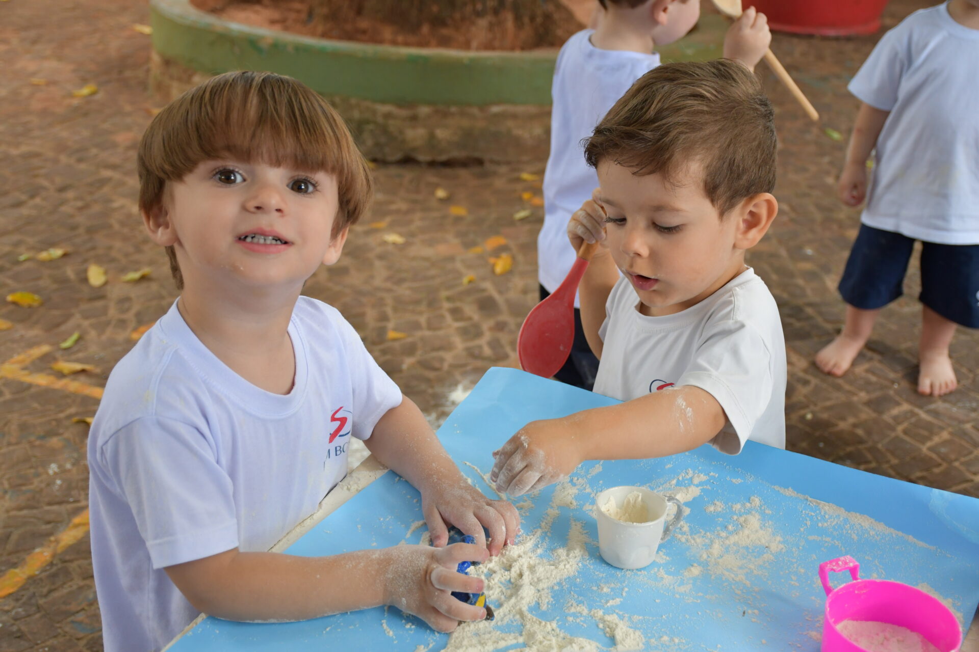 atividade-sensorial-com-farinha-maternal-dois (40)