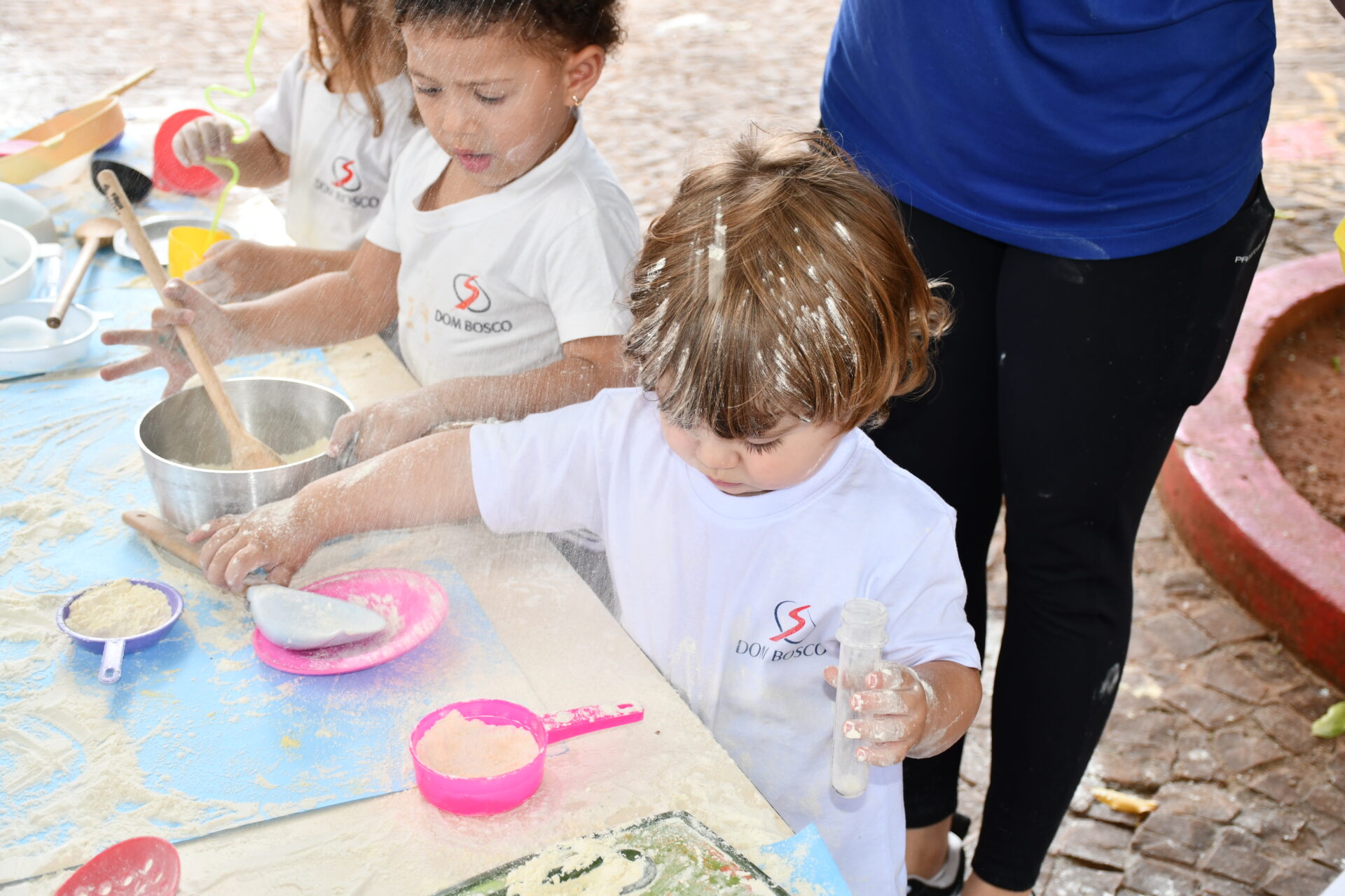 atividade-sensorial-com-farinha-maternal-dois (42)