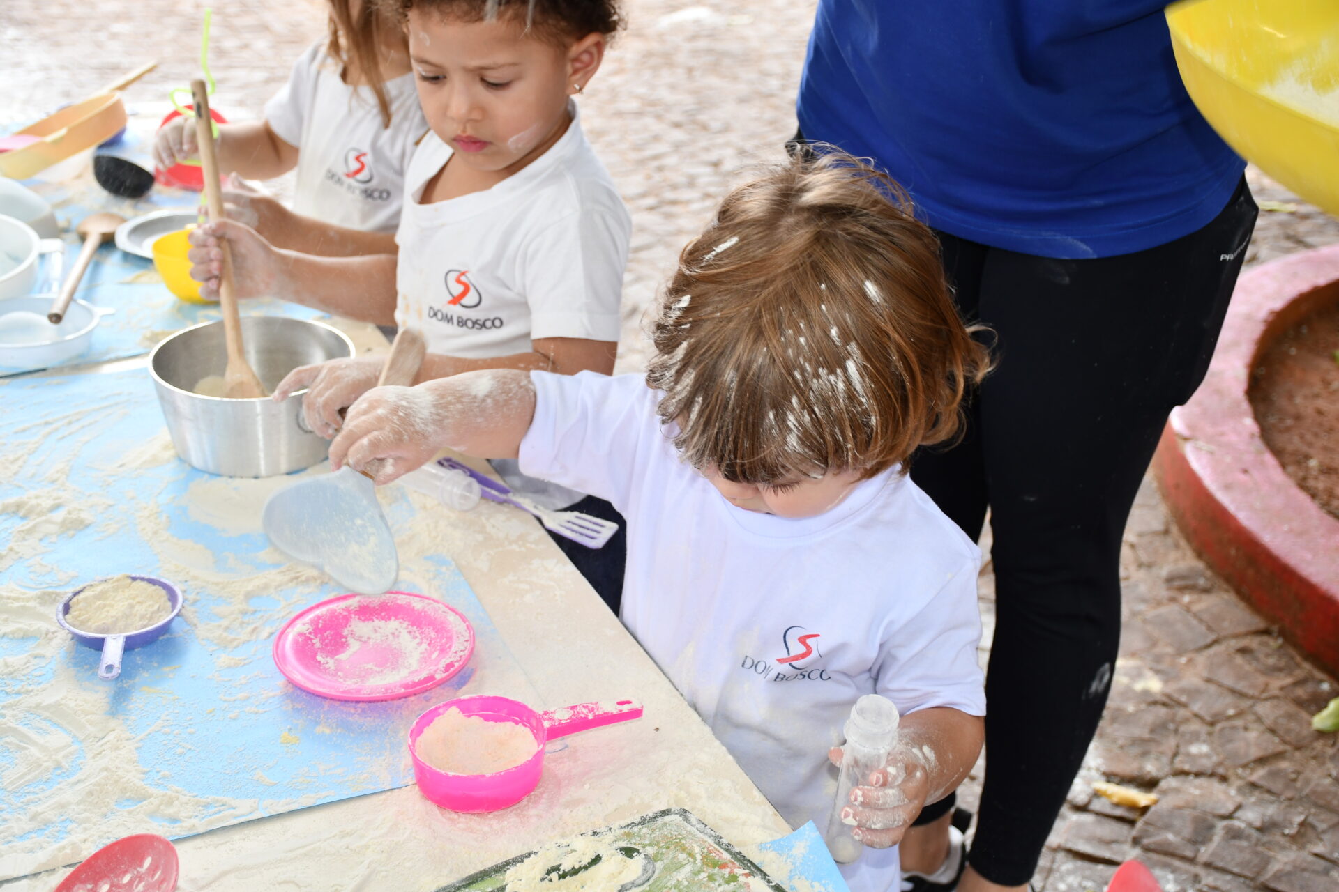 atividade-sensorial-com-farinha-maternal-dois (43)