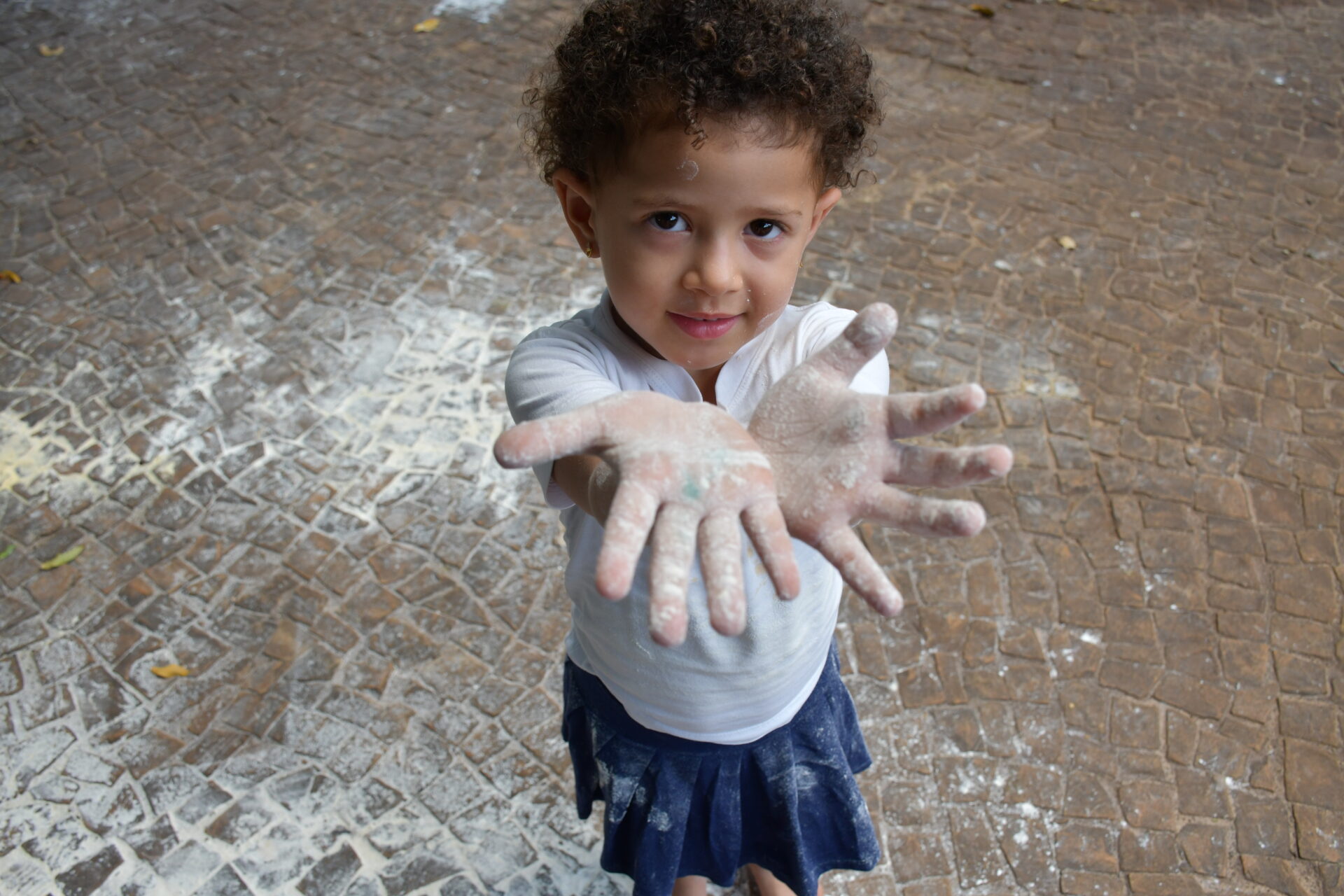 atividade-sensorial-com-farinha-maternal-dois (44)