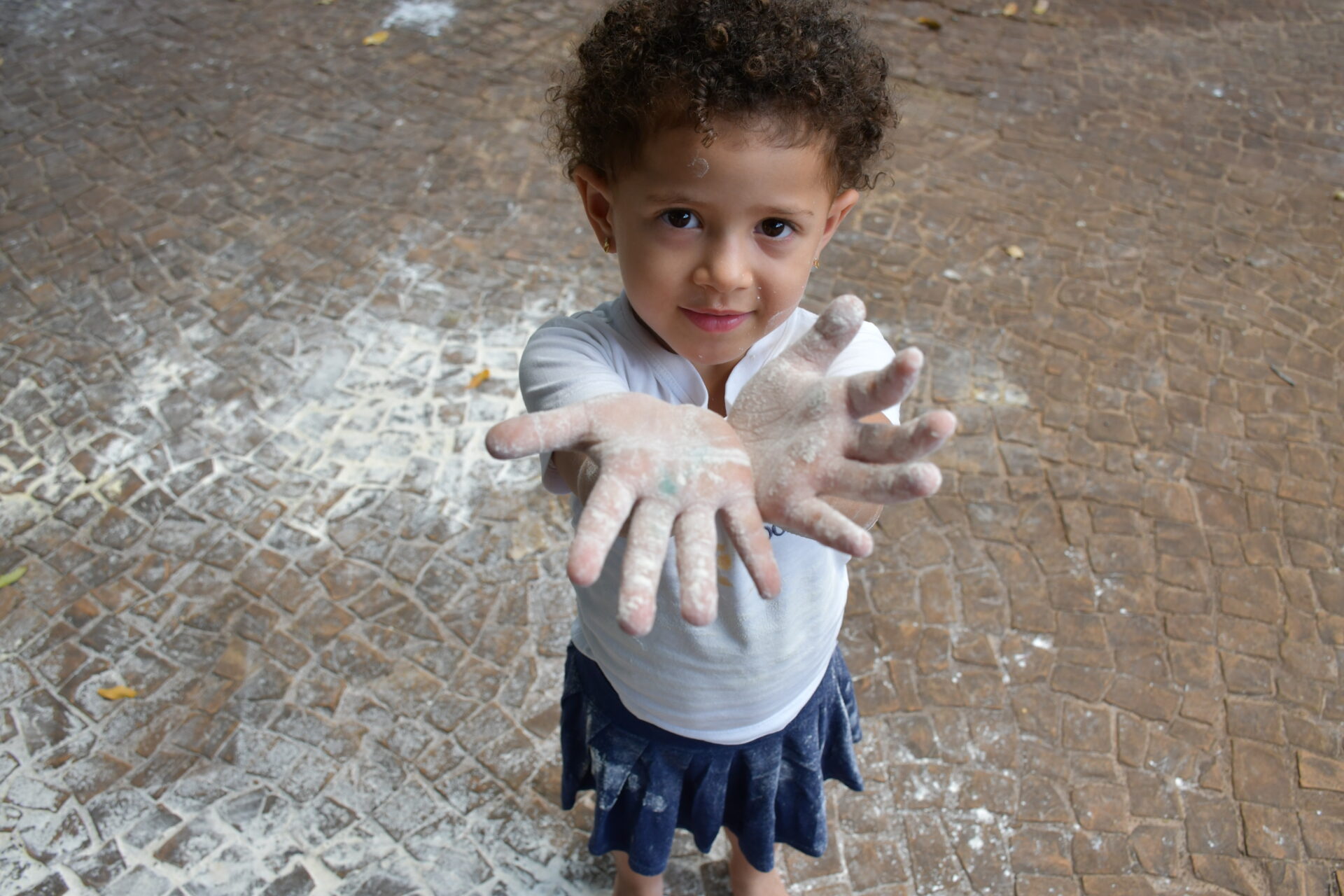 atividade-sensorial-com-farinha-maternal-dois (45)