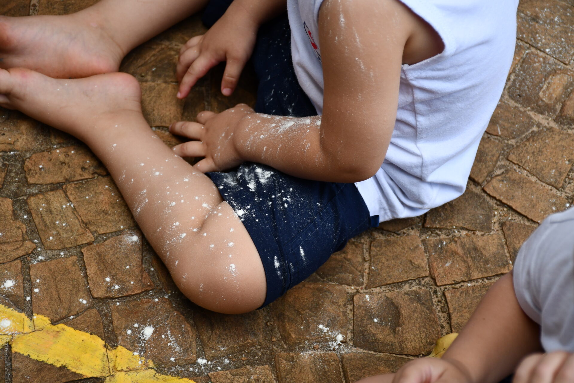 atividade-sensorial-com-farinha-maternal-dois (5)