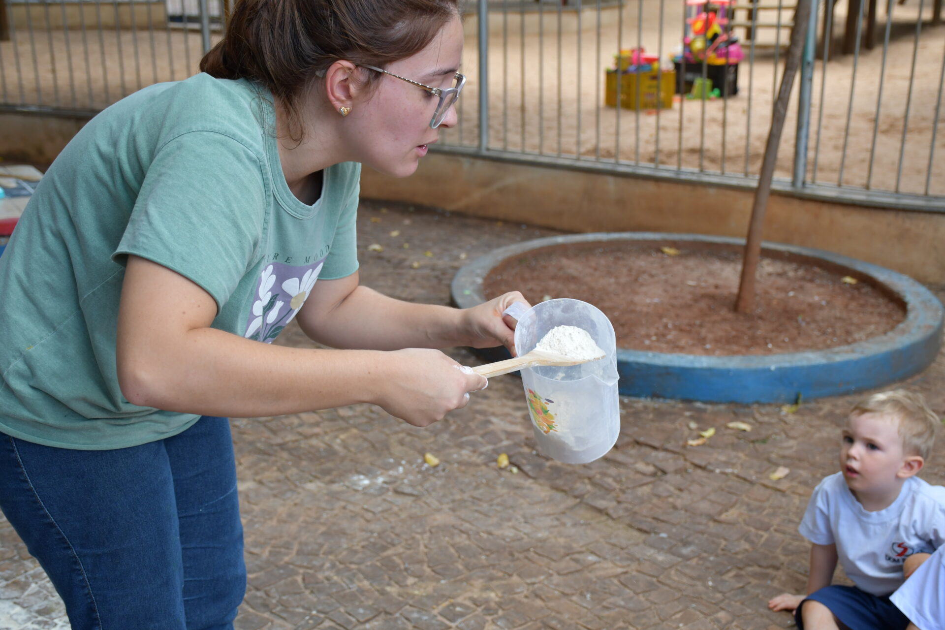atividade-sensorial-com-farinha-maternal-dois (7)