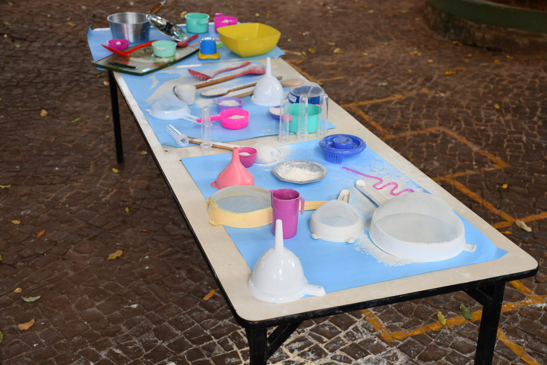 atividade-sensorial-com-farinha-maternal-dois (8)