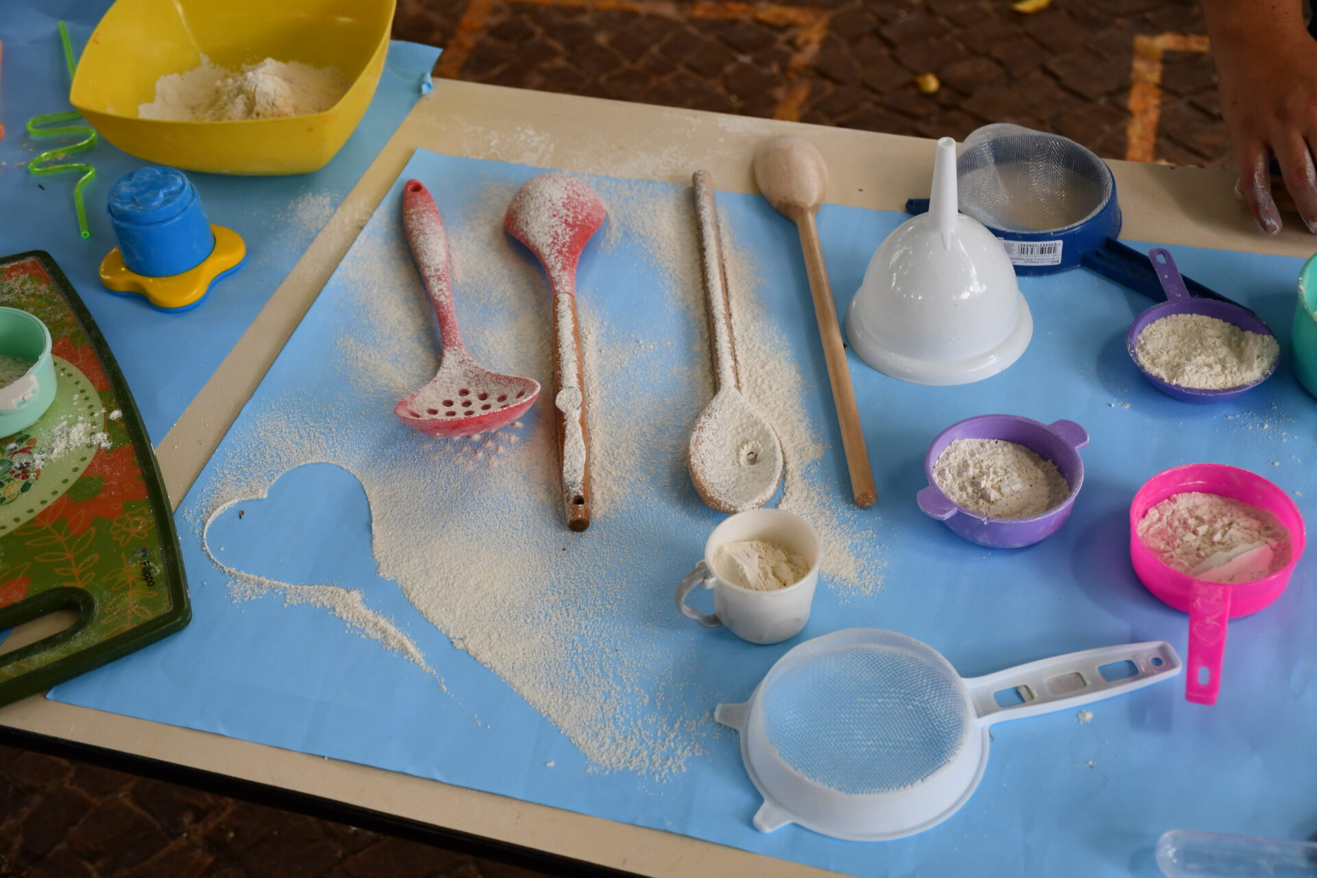 atividade-sensorial-com-farinha-maternal-dois (9)